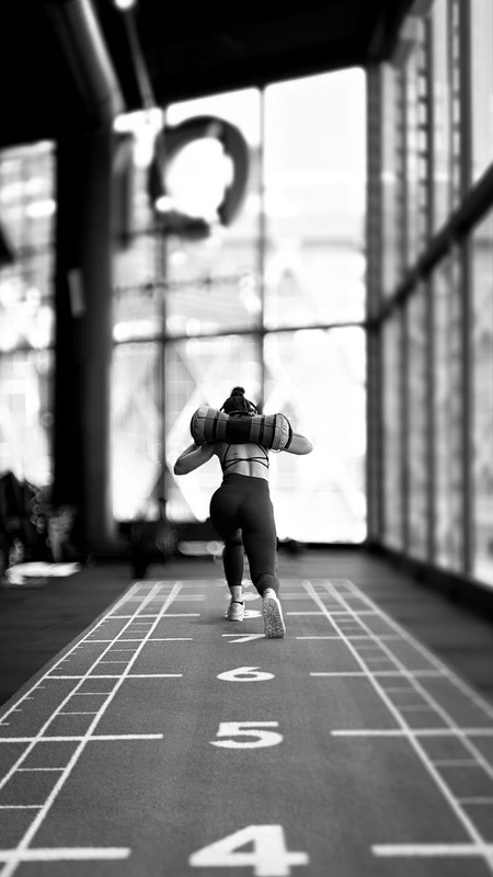 Entraînement avec un sac lesté dans une salle de sport